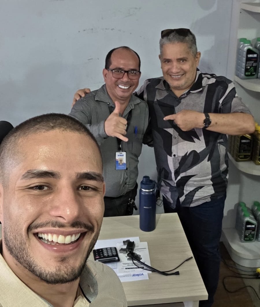 F.Vasconcelos com cliente parceiro no balcão